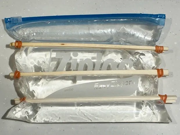 割り箸と輪ゴムで固定した水入りジッパー袋（撮影：grapeライフハック編集部）