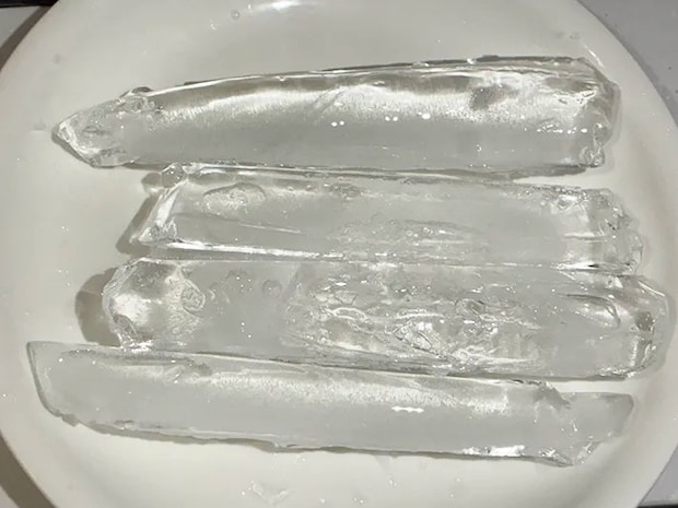 ジッパー袋で作った細長い氷（撮影：grapeライフハック編集部）