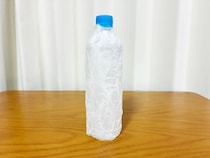 『濡れたキッチンペーパー』をペットボトルに巻くと…　2時間半後の結果に「夏に助かる！」
