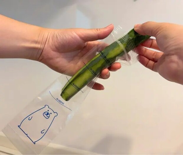 キュウリを入れる様子（撮影：grapeフード編集部）