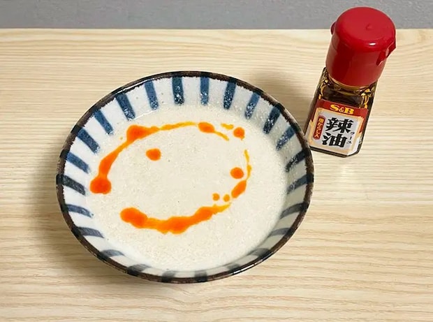 豆乳と『味ぽん』を混ぜたものにラー油をかけた写真（撮影：grapeフード編集部）