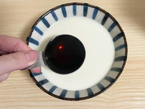 豆乳に『味ぽん』をかける写真（撮影：grapeフード編集部）