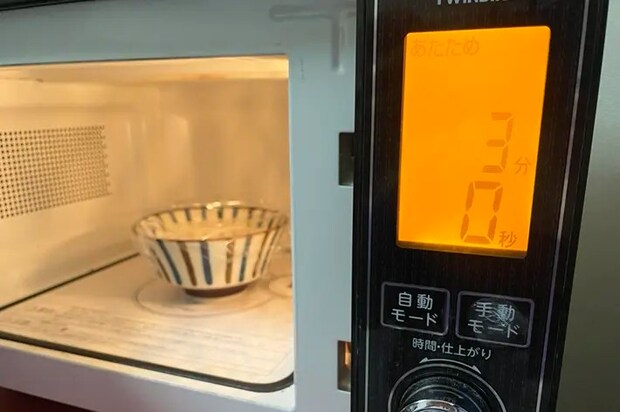 豆乳を電子レンジで加熱する写真（撮影：grapeフード編集部）