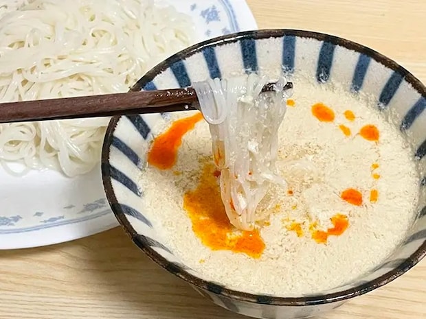 つゆにそうめんをくぐらせて食べる写真（撮影：grapeフード編集部）