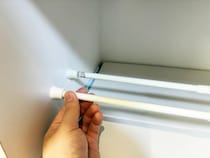 つっぱり棒を『棚の下側』に設置したら物がスッキリ　省スペース収納が叶うテクに感動