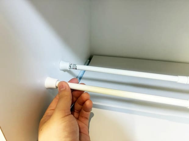 つっぱり棒を『棚の下側』に設置したら物がスッキリ　省スペース収納が叶うテクに感動