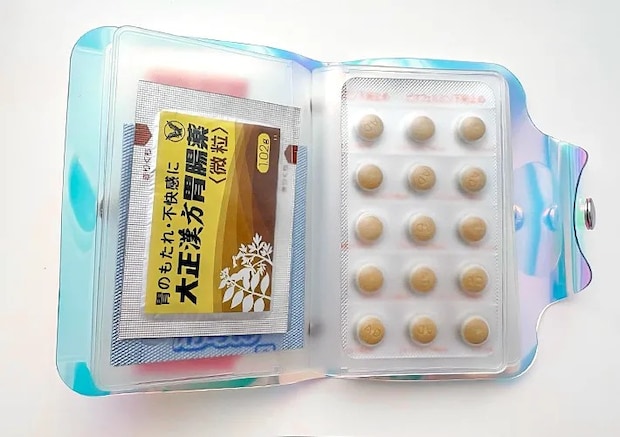 カードケースと薬の写真（撮影：Classy Life）