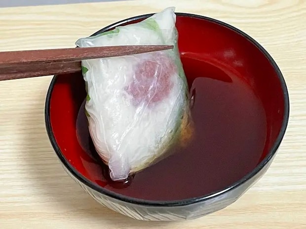 ライスペーパーで巻いたそうめんを食べる写真（撮影：grapeフード編集部）