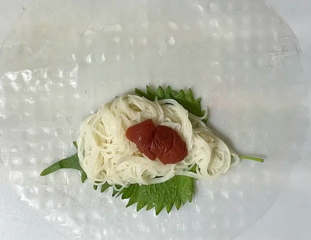ライスペーパーでそうめんを巻く写真（撮影：grapeフード編集部）