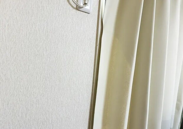 カーテン隙間の日差しを防ぐライフハック写真（撮影：grapeライフハック編集部）