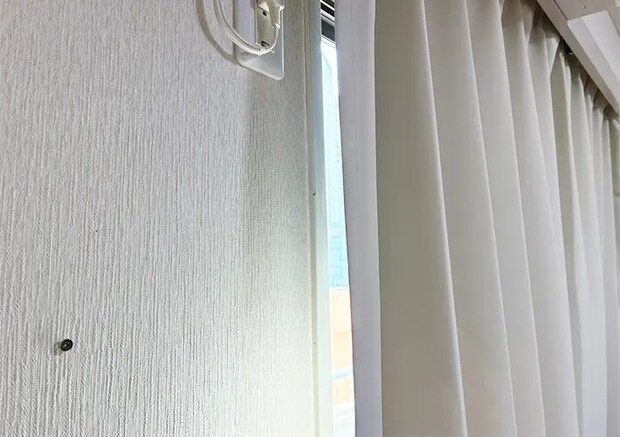 カーテン隙間の日差しを防ぐライフハック写真（撮影：grapeライフハック編集部）