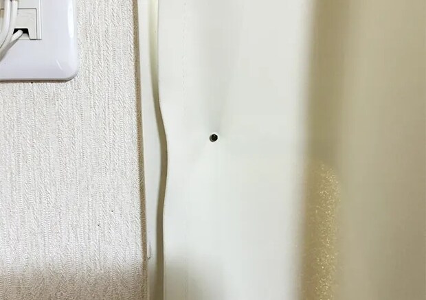 カーテン隙間の日差しを防ぐライフハック写真（撮影：grapeライフハック編集部）