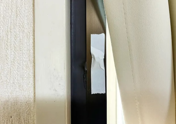 カーテン隙間の日差しを防ぐライフハック写真（撮影：grapeライフハック編集部）