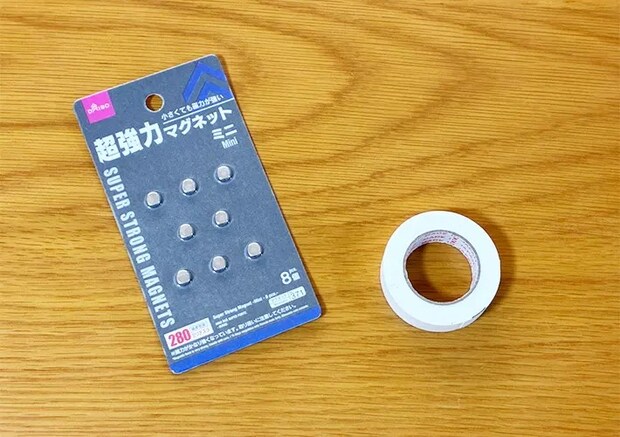 カーテン隙間の日差しを防ぐライフハック写真（撮影：grapeライフハック編集部）
