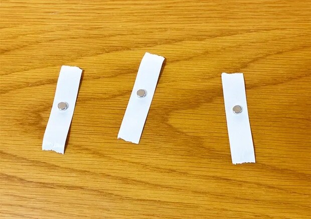 カーテン隙間の日差しを防ぐライフハック写真（撮影：grapeライフハック編集部）