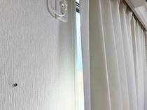 『磁石』を窓縁に貼ると部屋が快適に　西日を侵入させないコツに「温度が1.4度も下がった」