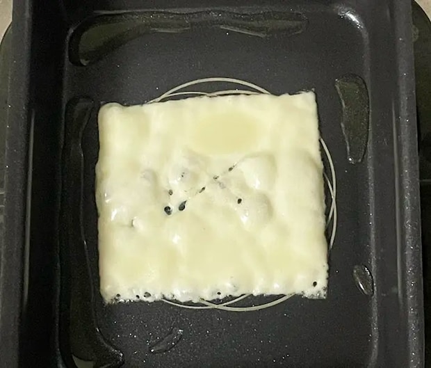 チーズをフライパンで焼く写真（撮影：grapeフード編集部）