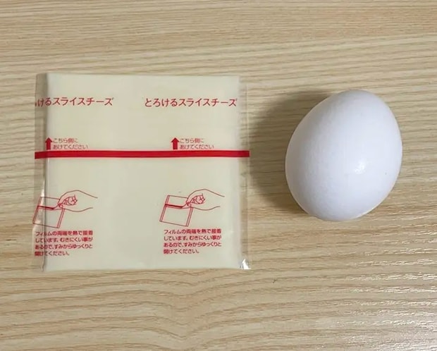 卵とスライスチーズの写真（撮影：grapeフード編集部）