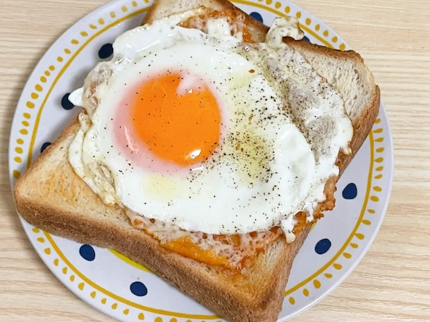 卵を落とす前に一工夫 目玉焼きに食材を1つ足すだけで…「カリカリ食感」「トーストに合う」