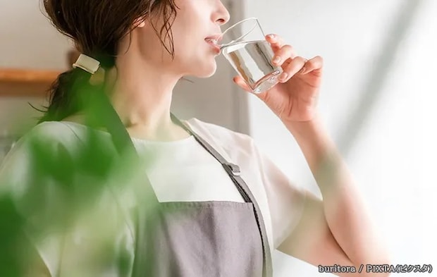 水を飲む女性の写真
