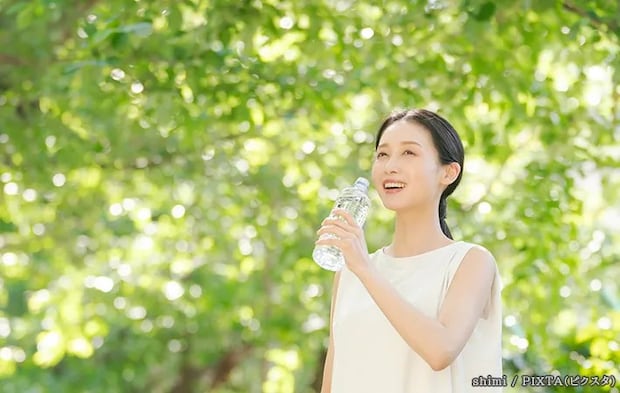 水を飲む女性の写真