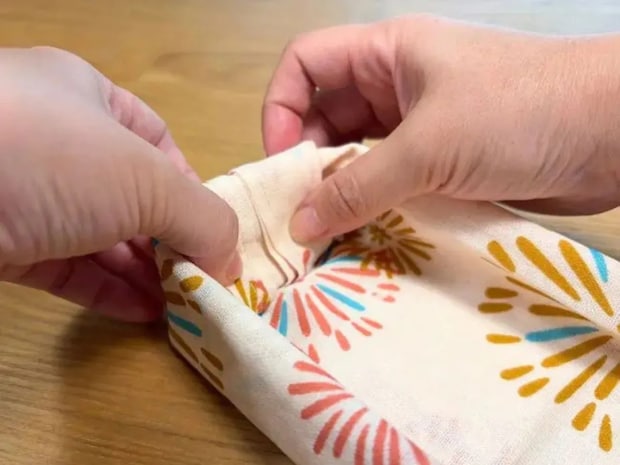 好きな柄の『手ぬぐい』を折るだけで? 棚に馴染む小物入れに変わった