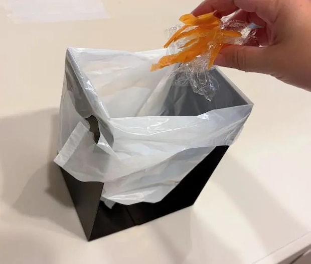 生ゴミを入れる様子（撮影：grapeライフハック編集部）