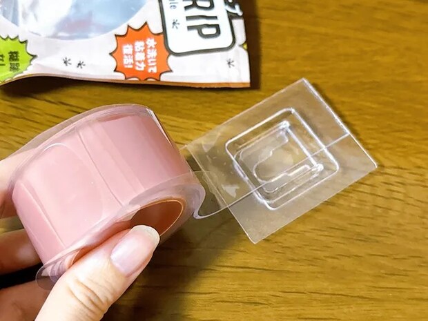 両面テープをフック裏に貼る写真（撮影：grapeライフハック編集部）