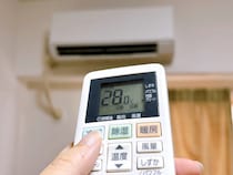 リモコンを『貼る裏ワザ』　エアコンに向けて斜めにすると…「これは快適！」