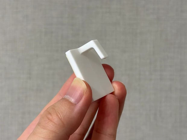 フックは『逆さま』にして使うと便利！　ゴミ袋と組み合わせた活用法【2選】