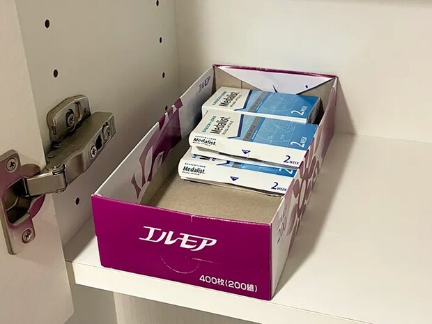 箱ティッシュケースに入れたコンタクトレンズ（撮影：grapeライフハック編集部）