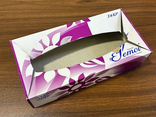 四辺に切れ込みを入れた箱ティッシュ（撮影：grapeライフハック編集部）