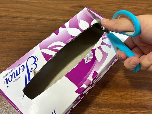 箱ティッシュに切れ込みを入れる場面（撮影：grapeライフハック編集部）
