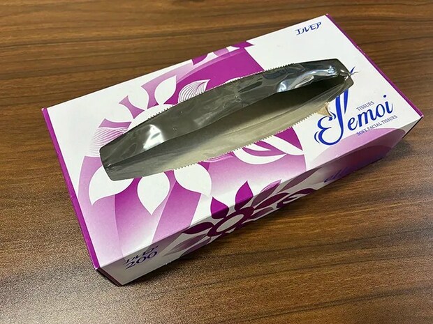 机に置かれたティッシュの空き箱（撮影：grapeライフハック編集部）