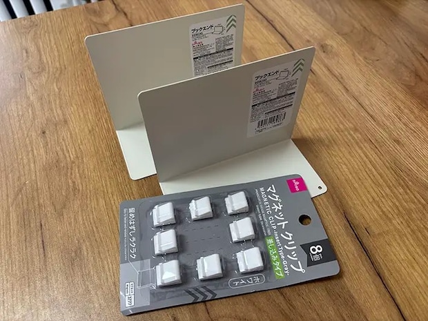 ダイソーのマグネットクリップとブックエンドの写真（撮影：grapeライフハック編集部）