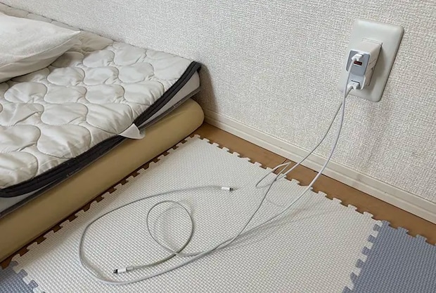 寝室で充電ケーブルが絡まっている写真（撮影：grapeライフハック編集部）