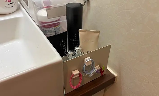 洗面所にあるブックエンドの写真（撮影：grapeライフハック編集部）