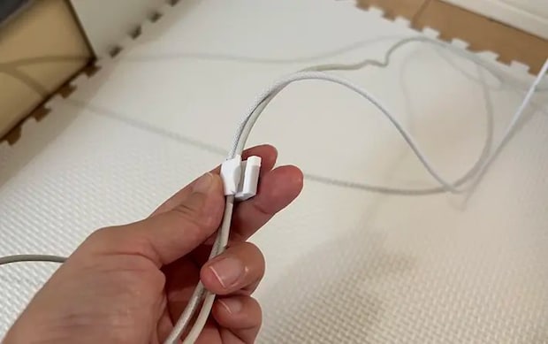 マグネットクリップに充電ケーブルを挟んだ写真（撮影：grapeライフハック編集部）