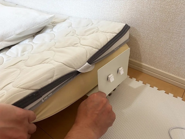 ブックエンド1個を『マットレス下』に差し込む! 寝室で使える収納テクがこちら