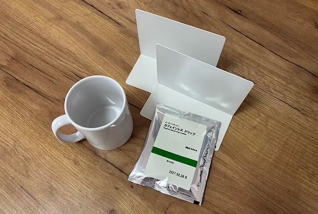 ドリップコーヒーとマグカップとブックエンドの写真（撮影：grapeフード編集部）