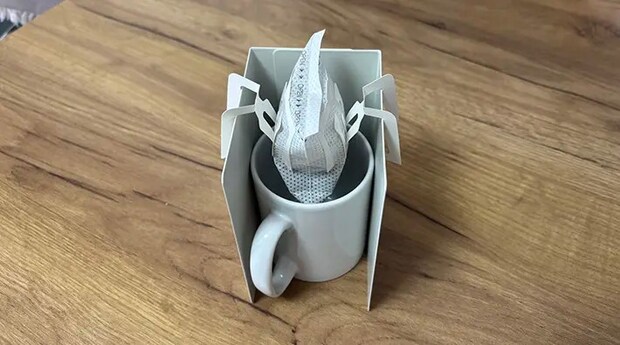 ドリップコーヒーを固定したマグカップをブックエンドで囲う写真（撮影：grapeフード編集部）