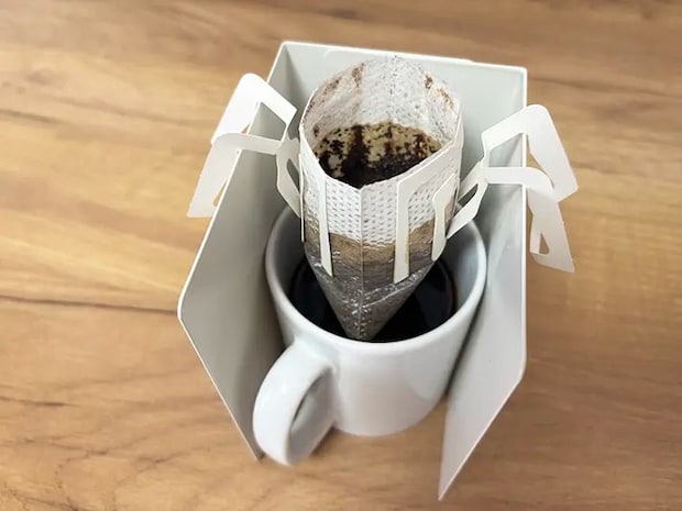 ドリップコーヒーとブックエンドとマグカップの写真（撮影：grapeフード編集部）