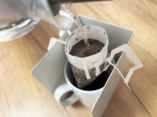 ドリップコーヒーにお湯を注ぐ写真（撮影：grapeフード編集部）