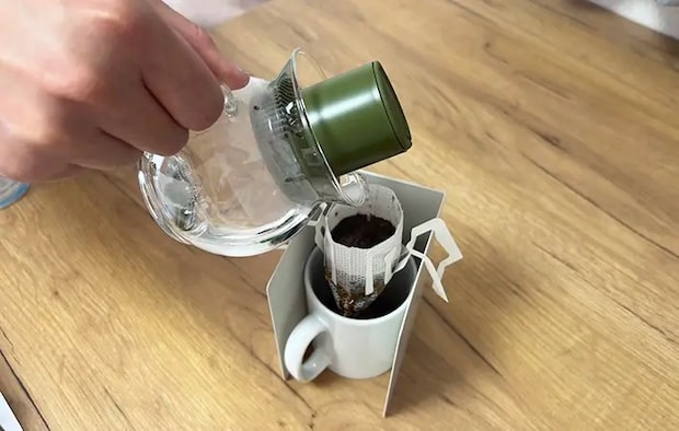 ドリップコーヒーにお湯を注ぐ写真（撮影：grapeフード編集部）