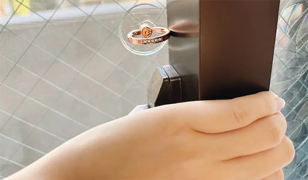 窓をロックするスマホリングの写真（撮影：grapeライフハック編集部）
