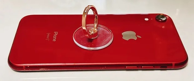 スマホに貼ったスマホリングの写真（撮影：grapeライフハック編集部）