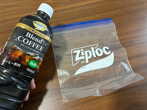 机に置かれたジッパー袋と、手で持ったアイスコーヒーのペットボトル（撮影：grapeフード編集部）