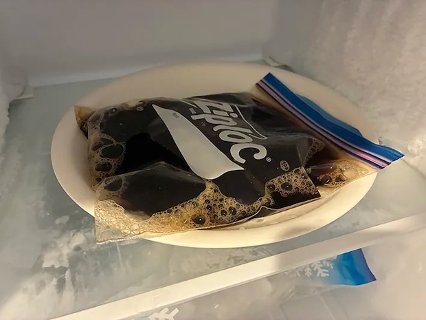 コーヒーを入れたジッパー袋を凍らせる場面（撮影：grapeフード編集部）
