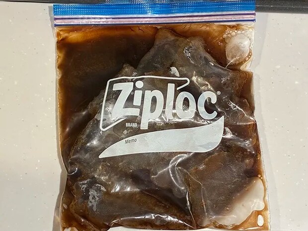 凍らせたコーヒー入りのジッパー袋（撮影：grapeフード編集部）