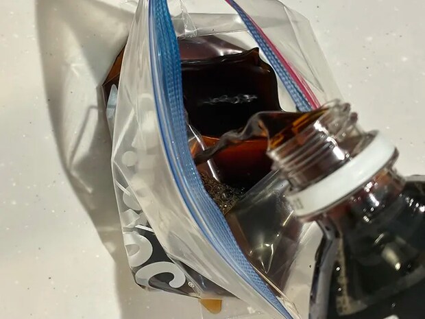 ジッパー袋にコーヒーを注ぐ場面（撮影：grapeフード編集部）